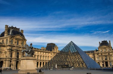 08.04.25.Paris, Fransa Paris Louvre Müzesi 'nin cam piramidi