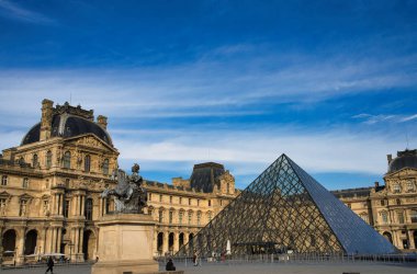 08.04.25.Paris, Fransa Paris Louvre Müzesi 'nin cam piramidi