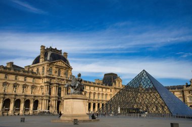 08.04.25.Paris, Fransa Paris Louvre Müzesi 'nin cam piramidi