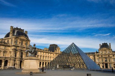 08.04.25.Paris, Fransa Paris Louvre Müzesi 'nin cam piramidi