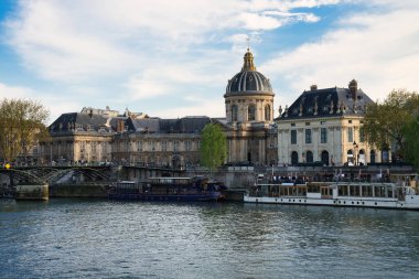 08.04.25.Paris, France Institut de France Paris 'teki Seine Nehri' nin karşısından izlendi..