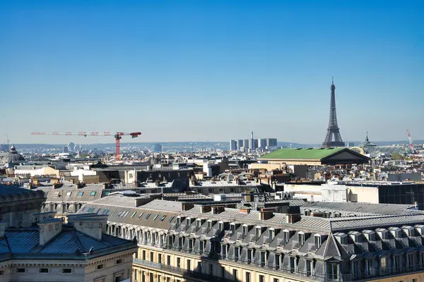 08.04.25.Paris, Fransa Panoramik çatı manzaralı klasik binalar ve arka planda ufuk çizgisi