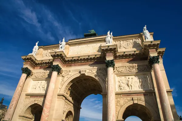 08.04.25.Paris, Fransa Arc de Triomphe du Atlıkarınca ve Louvre Müzesi dramatik gökyüzü altında