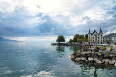Vevey, dağları, tarihi binaları ve göl manzarası olan Cenevre Gölü 'nün manzaralı bir İsviçre kasabası..