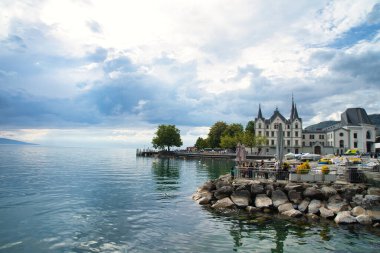 Vevey, dağları, tarihi binaları ve göl manzarası olan Cenevre Gölü 'nün manzaralı bir İsviçre kasabası..