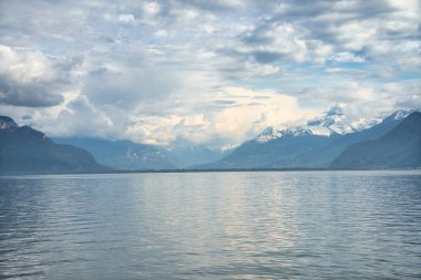 Vevey, dağları, tarihi binaları ve göl manzarası olan Cenevre Gölü 'nün manzaralı bir İsviçre kasabası..
