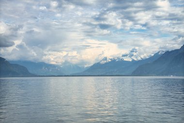 Vevey, dağları, tarihi binaları ve göl manzarası olan Cenevre Gölü 'nün manzaralı bir İsviçre kasabası..