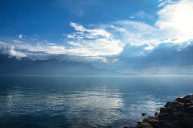 Vevey, dağları, tarihi binaları ve göl manzarası olan Cenevre Gölü 'nün manzaralı bir İsviçre kasabası..