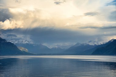 Vevey, dağları, tarihi binaları ve göl manzarası olan Cenevre Gölü 'nün manzaralı bir İsviçre kasabası..