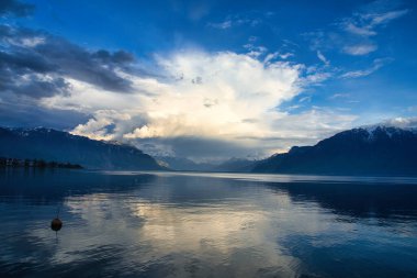 Vevey, dağları, tarihi binaları ve göl manzarası olan Cenevre Gölü 'nün manzaralı bir İsviçre kasabası..