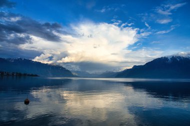 Vevey, dağları, tarihi binaları ve göl manzarası olan Cenevre Gölü 'nün manzaralı bir İsviçre kasabası..