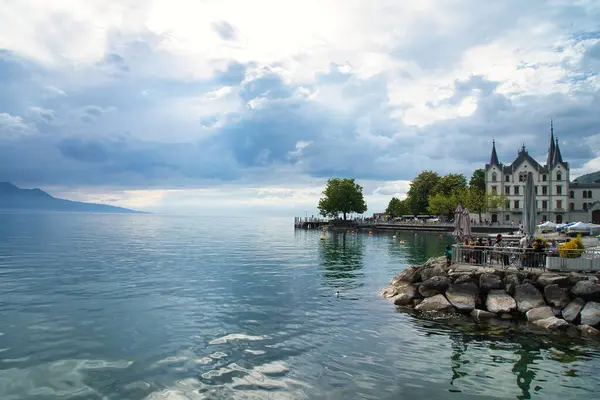 Vevey, dağları, tarihi binaları ve göl manzarası olan Cenevre Gölü 'nün manzaralı bir İsviçre kasabası..