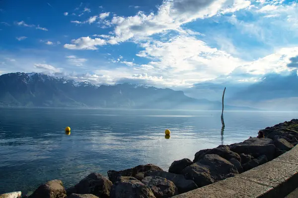 Vevey, dağları, tarihi binaları ve göl manzarası olan Cenevre Gölü 'nün manzaralı bir İsviçre kasabası..