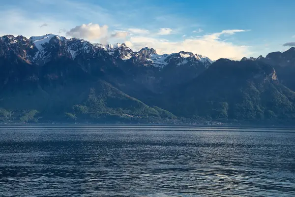 Vevey, dağları, tarihi binaları ve göl manzarası olan Cenevre Gölü 'nün manzaralı bir İsviçre kasabası..