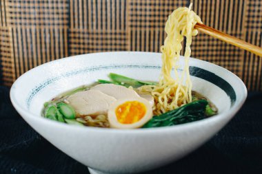 İçinde yumurta olan bir kase erişte.