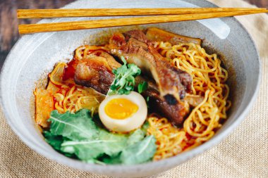 Bir kase etli ve sebzeli erişte.