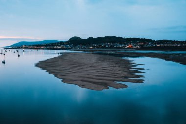 Conwy nehri gün batımında sular çekildiğinde