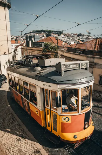 Meşhur tramvay hattı 28 Lizbon 'da yokuş yukarı ilerliyor.