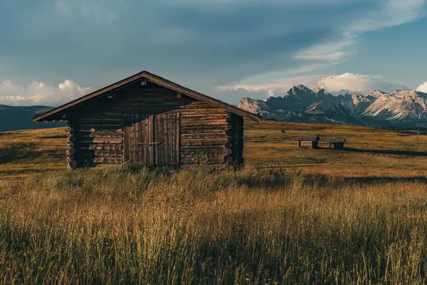 Güney Tyrol 'da tahtadan kulübeleri olan Seiser Alm.
