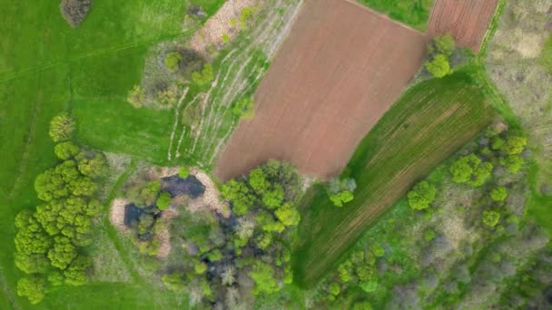 从Popovica山4K 60Fps到Sokobanja春季用无人驾驶飞机夺取的绿地和草地的空中景观 — 图库视频影像