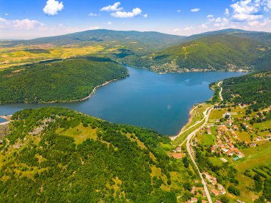 Bovan Gölü 'nün havadan görünüşü. Sırbistan 'ın Sokobanja kenti yakınlarındaki gölün güneşli bir hava aracı görüntüsü.