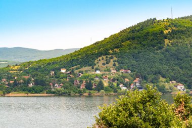 Günbatımında tepede Güneydoğu Sırbistan 'daki güzel Bovan Gölü manzarası.