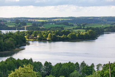 Kashubia 'da yaz: Polonya' nın Klodno gölünün yakınındaki yeşil arazili güzel pastoral manzara