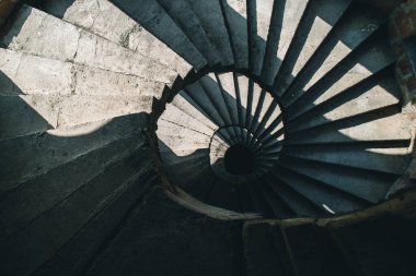 Kashubia 'da yaz: Tamamlanmamış modern Lapalice şatosunda sarmal merdivenler