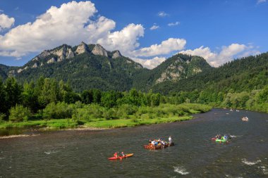 Polonya 'nın Pieniny Dağları' ndaki Dunajec Nehri 'ndeki sallarda insanlar var.