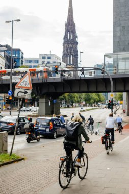 Almanya 'nın Hamburg caddelerinde işe gidip gelen bisikletçiler