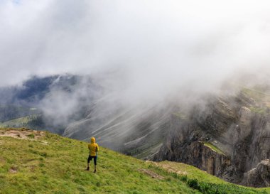 Dolomites, İtalya 'daki Seceda Dağı tepesinde duran kişi