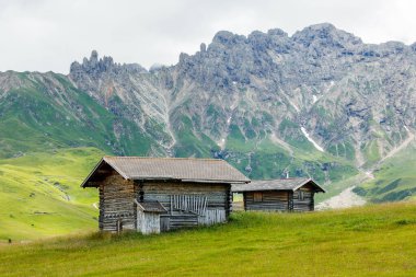 Güney Tyrol, İtalya 'daki Alpe di Suisi dağlarında kulübeler.