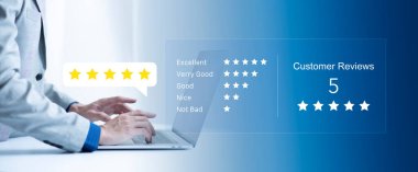 Memnuniyet ve müşteri araştırma konsepti, iş adamları dizüstü bilgisayar kullanıyor. Ankete cevap vermek için ve memnuniyet derecesi, ikon 5 yıldızın memnuniyet derecesi.