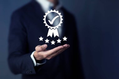 İş adamı, girişimci, kalite ve çevre yönetim sistemini onaylamak için ISO iş ve sanayi standardı belirtileri gösteriyor. ISO sertifikası ile