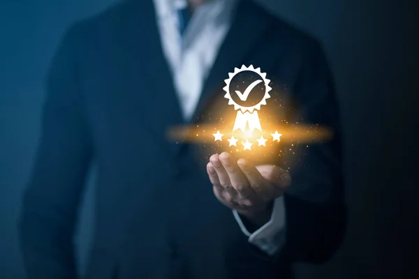 İş adamı, girişimci, kalite ve çevre yönetim sistemini onaylamak için ISO iş ve sanayi standardı belirtileri gösteriyor. ISO sertifikası ile