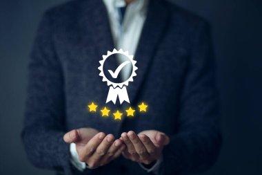 İş adamı, girişimci, kalite ve çevre yönetim sistemini onaylamak için ISO iş ve sanayi standardı belirtileri gösteriyor. ISO sertifikası ile