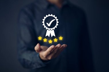 İş adamı, girişimci, kalite ve çevre yönetim sistemini onaylamak için ISO iş ve sanayi standardı belirtileri gösteriyor. ISO sertifikası ile