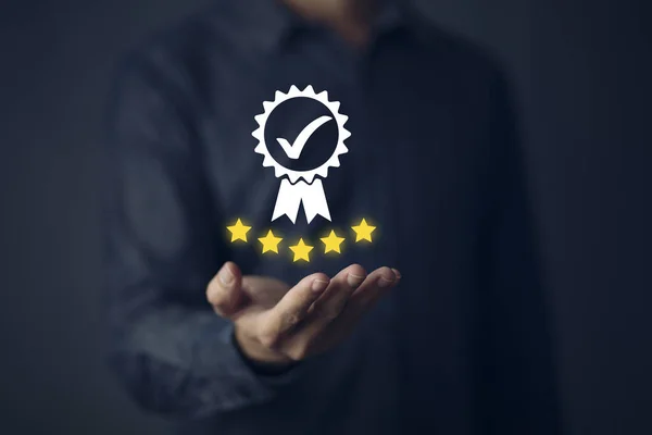 İş adamı, girişimci, kalite ve çevre yönetim sistemini onaylamak için ISO iş ve sanayi standardı belirtileri gösteriyor. ISO sertifikası ile