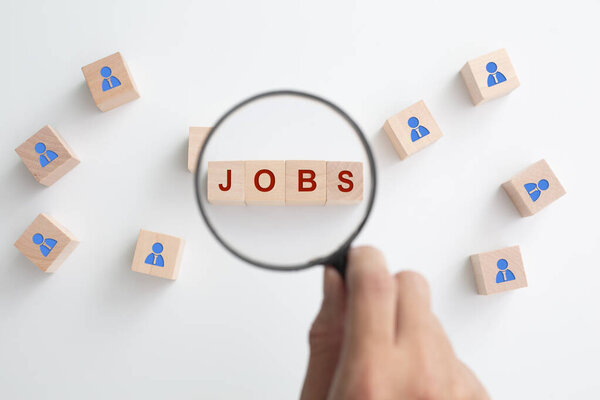 Реклама найма рабочих мест. представленные текстами "РАБОТА" на блоке.