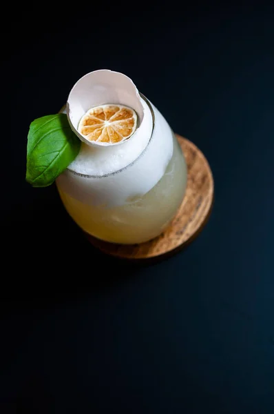 Kahvaltı için taze limon suyu. 
