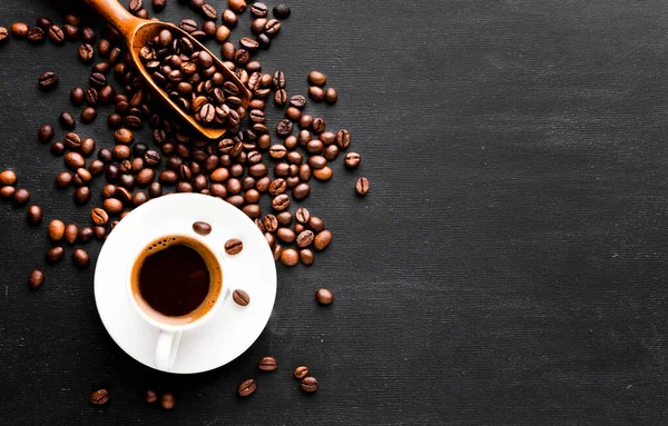 Kahveli espresso kahvesi ve kaş tahtasının üzerinde kahve.