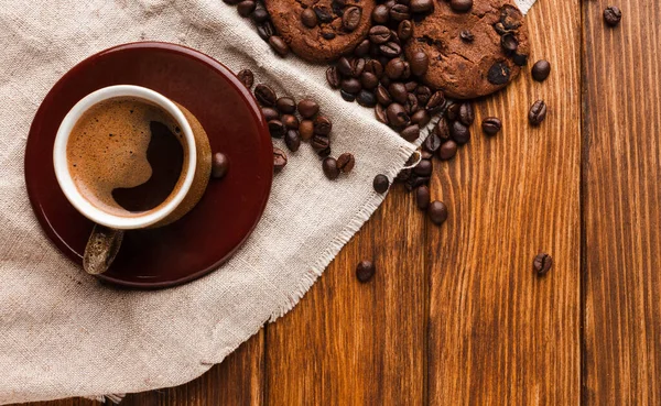 Kahveli espresso kahvesi ve kaş tahtasının üzerinde kahve.