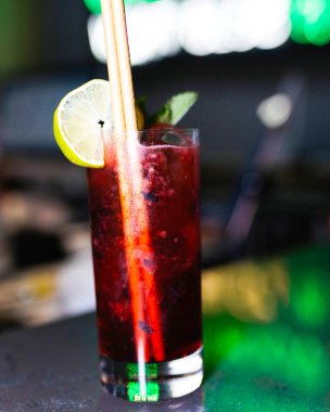 Naneli ve limonlu elma suyu.