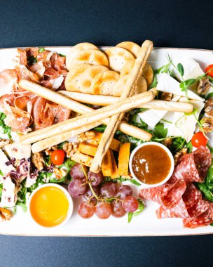 Geleneksel akşam yemeği Doğu Avrupa yemekleri ve yemekleriyle karıştırıldı