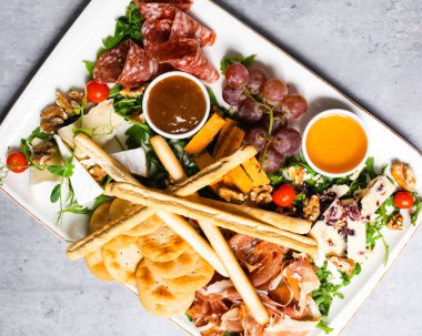 Geleneksel akşam yemeği Doğu Avrupa yemekleri ve yemekleriyle karıştırıldı