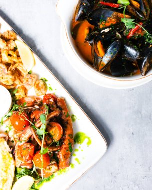 Lezzetli pastizzi ve sosisli börek.