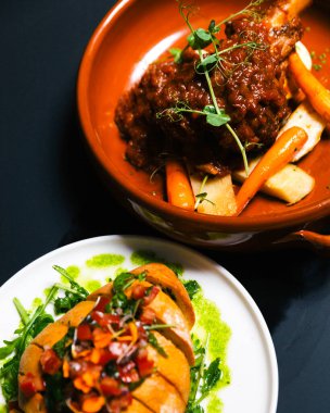 Kahvaltı tepsisini kruvasanla, et kasesiyle kapat.