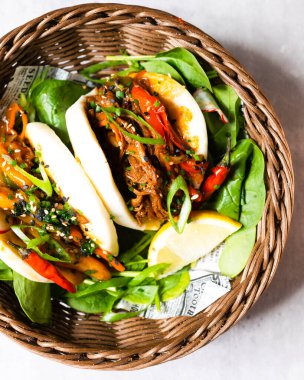 Köy ahşap masada haşlanmış midye.