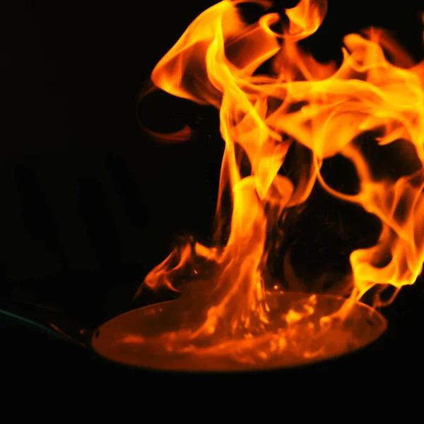 内の火災の燃焼とフライパン — ストック写真