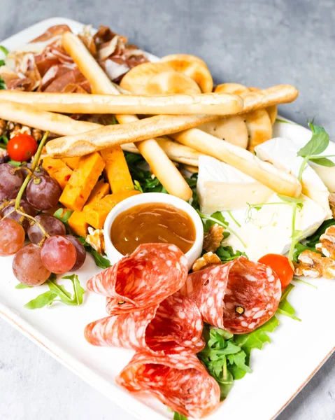 Geleneksel akşam yemeği Doğu Avrupa yemekleri ve yemekleriyle karıştırıldı